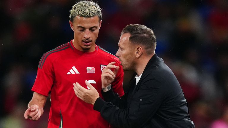 Ethan Ampadu, blessé, aux côtés de Craig Bellamy lors des matchs internationaux de septembre