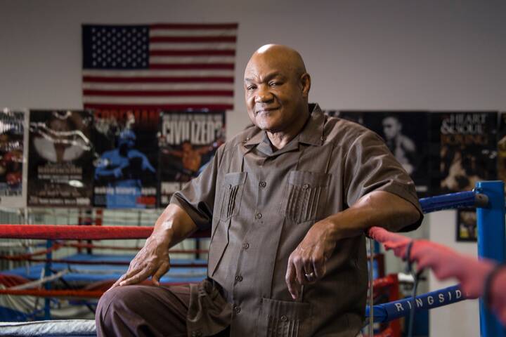 George Foreman, ancien champion poids lourd et ministre, lors d'un portrait au George Foreman Youth and Community Center à Houston en 2015