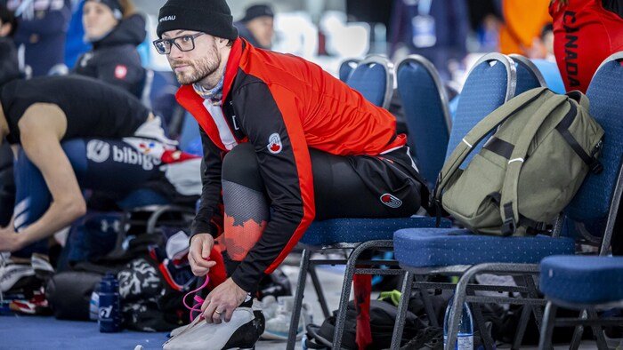 Laurent Dubreuil attachant ses patins