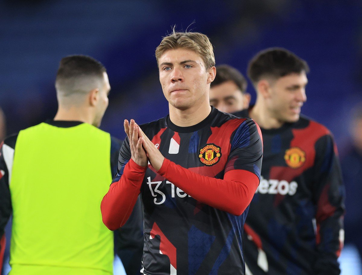 Rasmus Hojlund applaudissant les supporters lors de l'échauffement de Man Utd