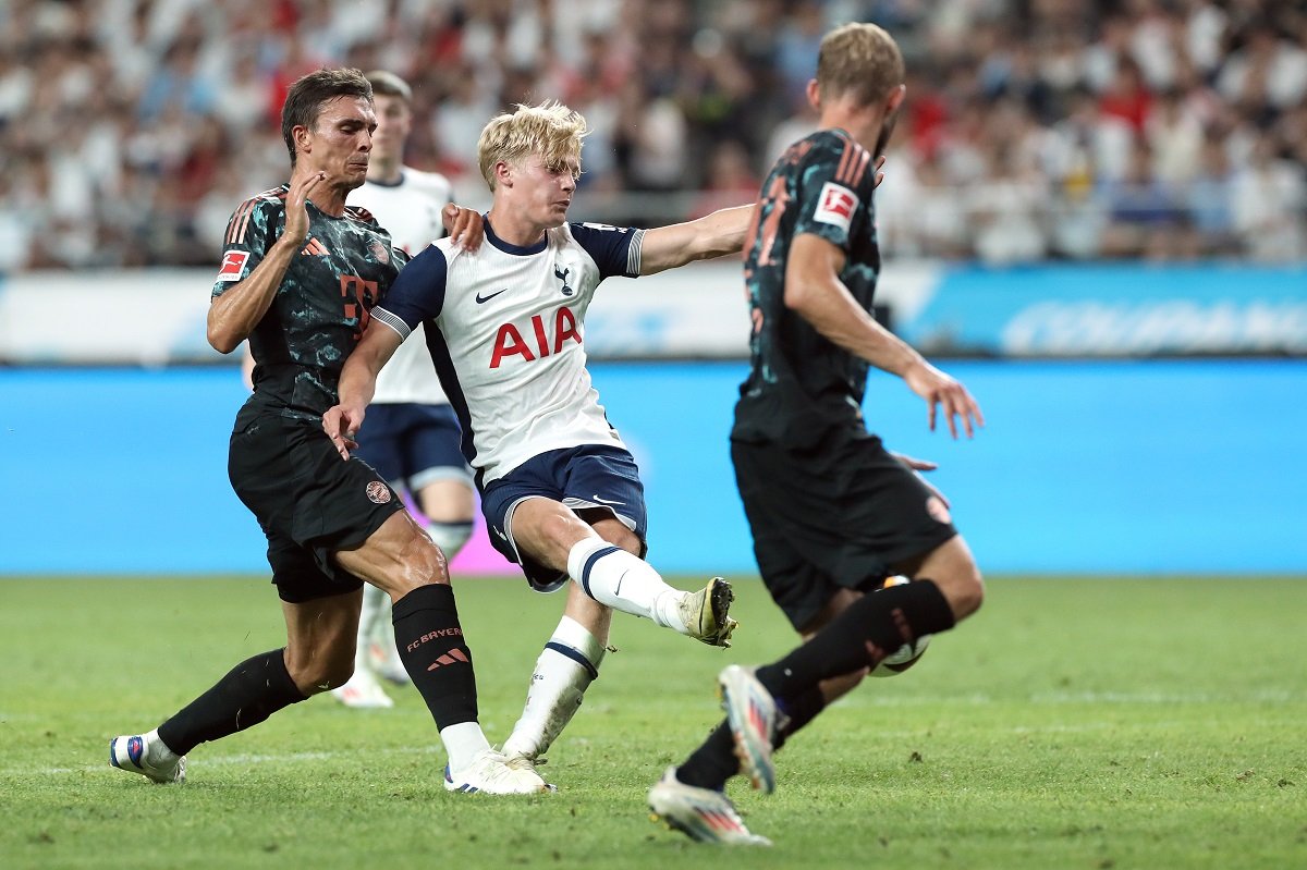 Lucas Bergvall en action avec Tottenham