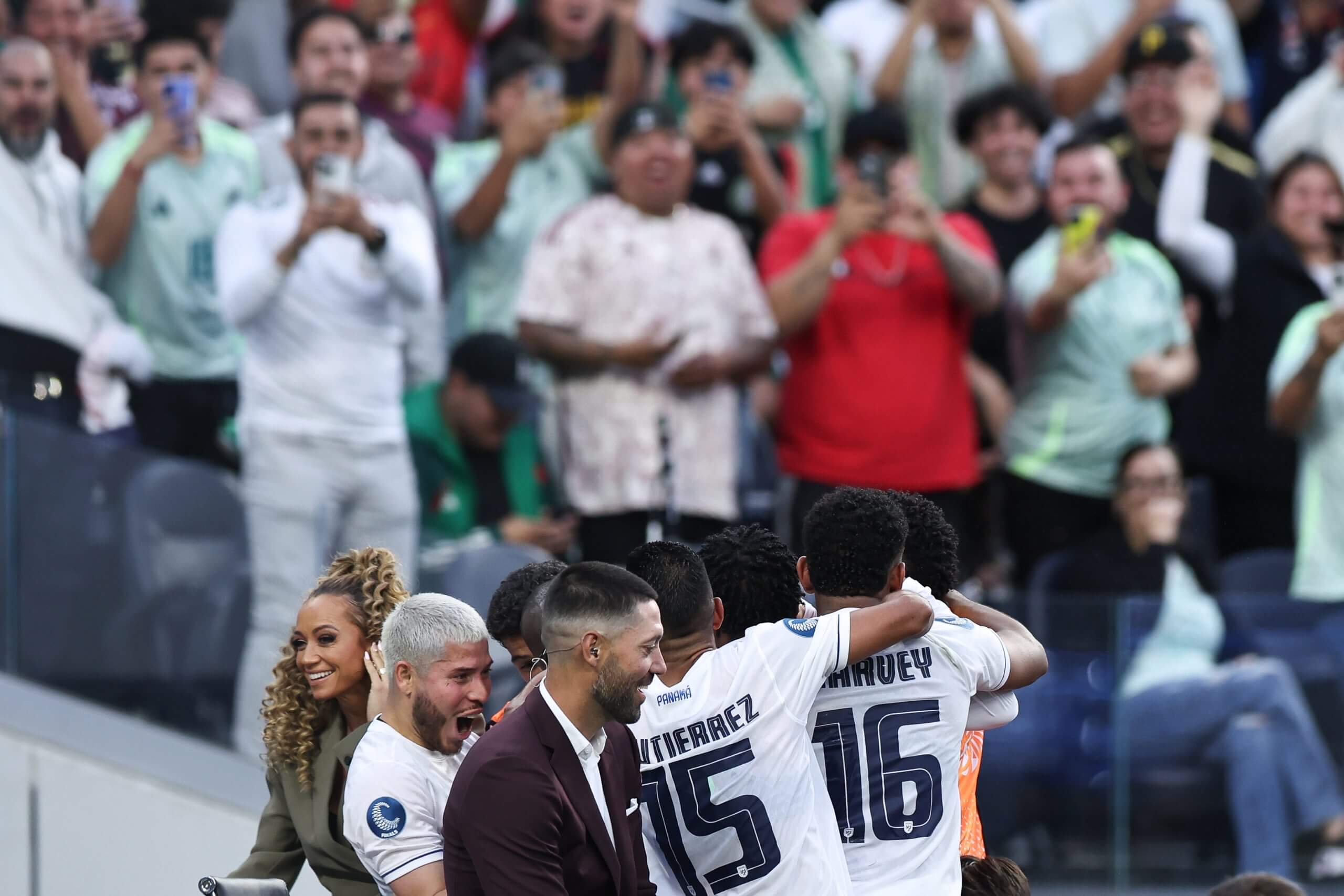 Cecilio Waterman célèbre avec Thierry Henry après son but contre les États-Unis