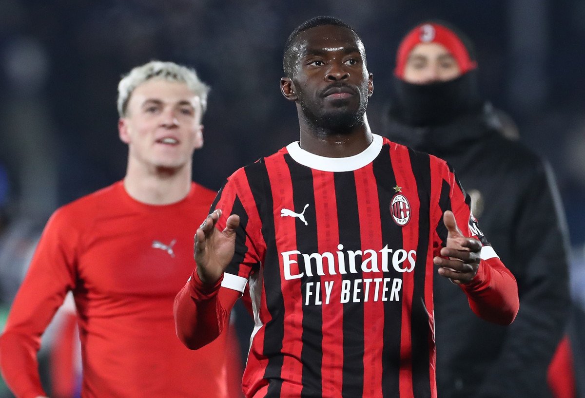 Fikayo Tomori saluant les supporters après un match de Serie A