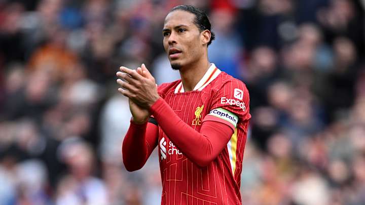 Virgil van Dijk signe son nouveau contrat Liverpool