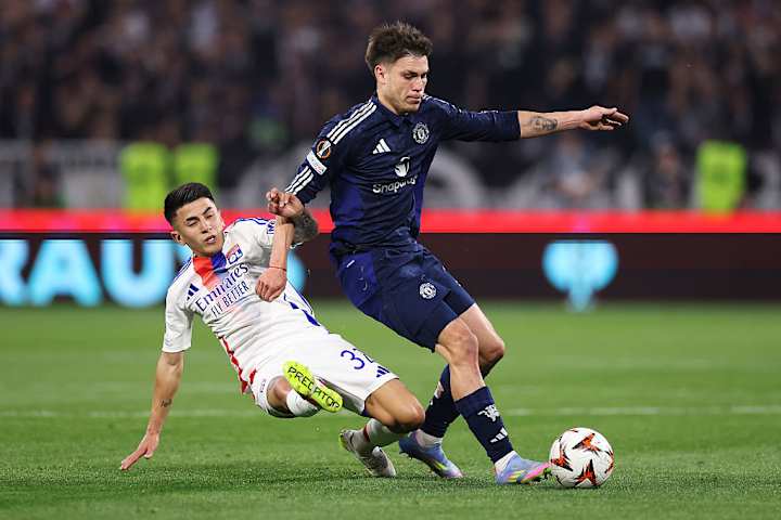 Manuel Ugarte et Thiago Almada lors du match contre Lyon