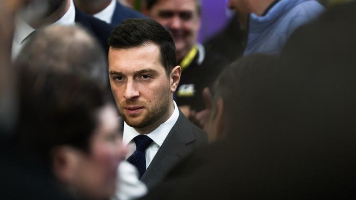 Le RN (ici Bardella en février 2025) s’engouffre dans les débats sur le voile pour prôner « son effacement dans la société »