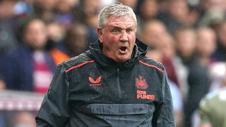 Steve Bruce réagit lors d'un match de Newcastle contre Aston Villa