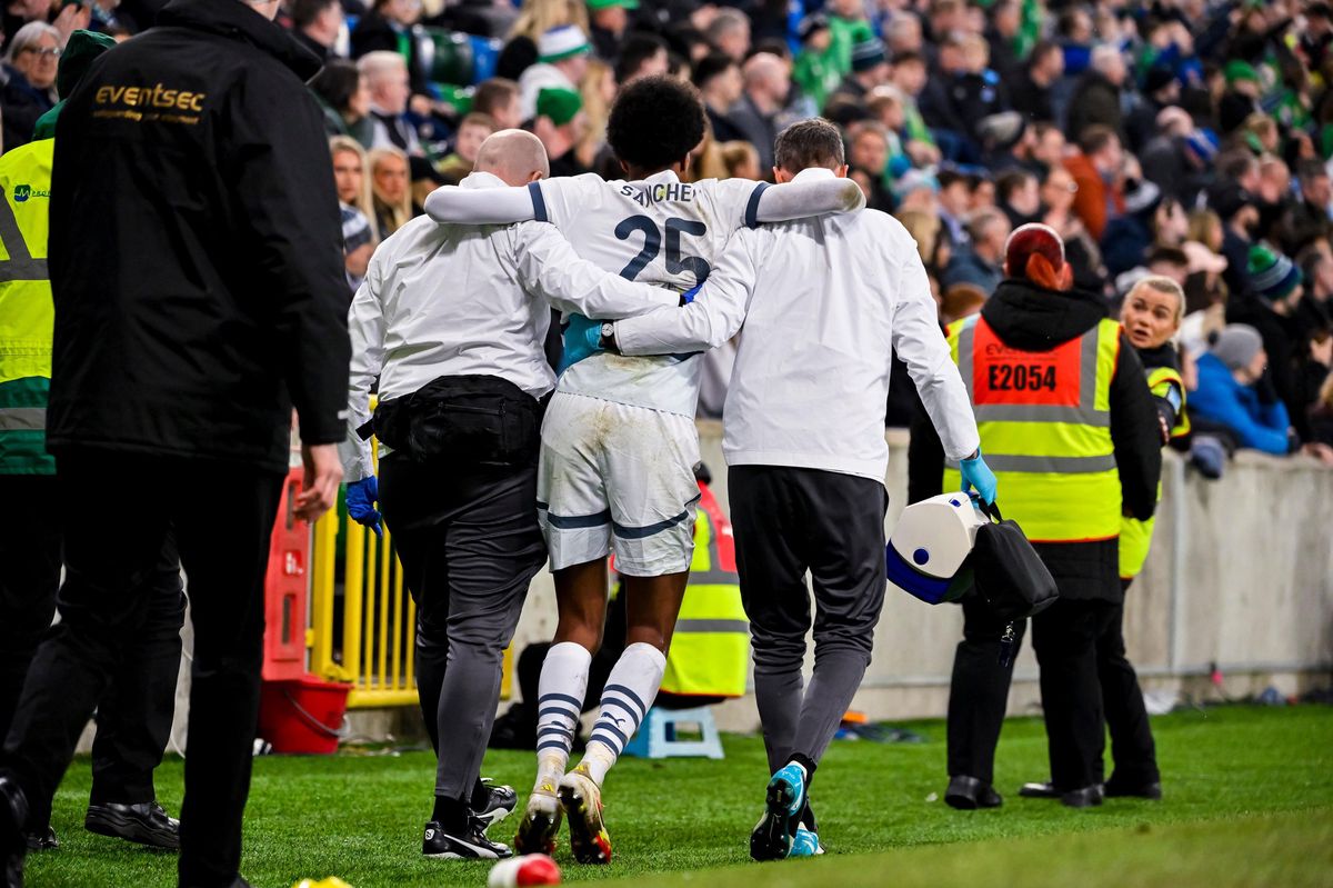 Alvyn Sanches, aidé par les soigneurs de l'équipe suisse après sa blessure