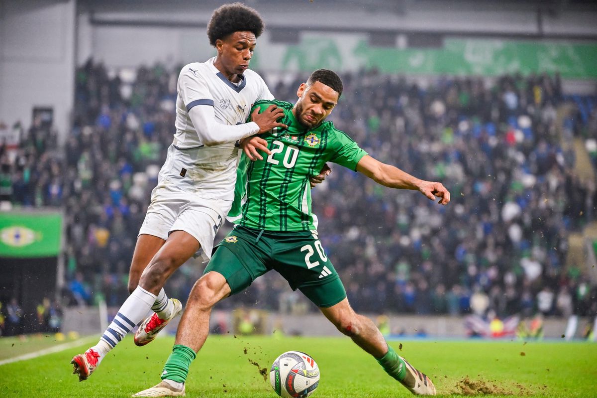 Alvyn Sanches en duel avec un joueur nord-irlandais lors du match amical en mars 2025