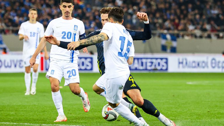 Le Grec Lazaros Rota a fauté sur McTominay dans la surface