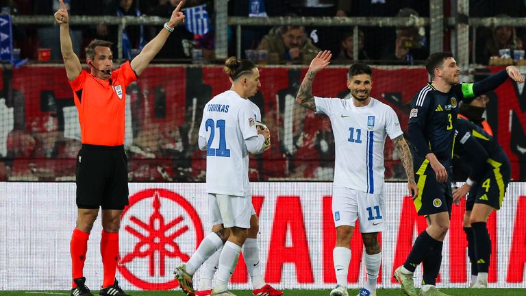 L'arbitre a annulé un penalty grec après vérification de la VAR