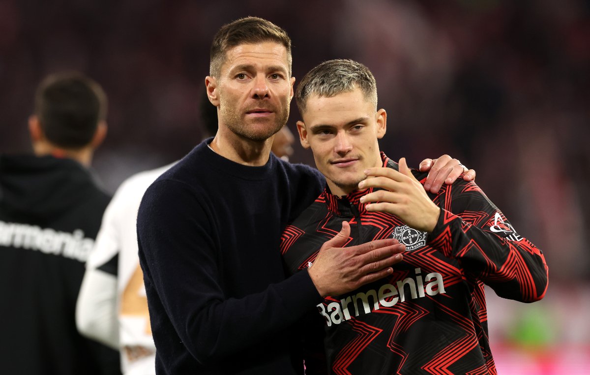 Florian Wirtz et Xabi Alonso, symbolisant l'intérêt Bundesliga pour Jadon Sancho