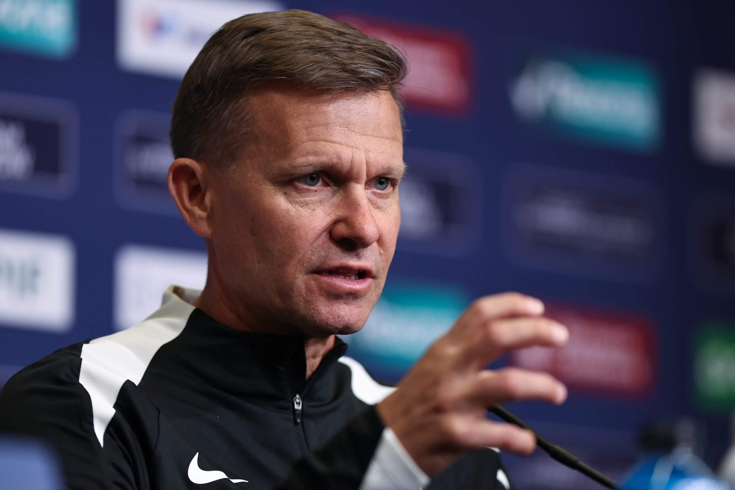 Jonathan David face à Max Arfsten lors du Canada - États-Unis