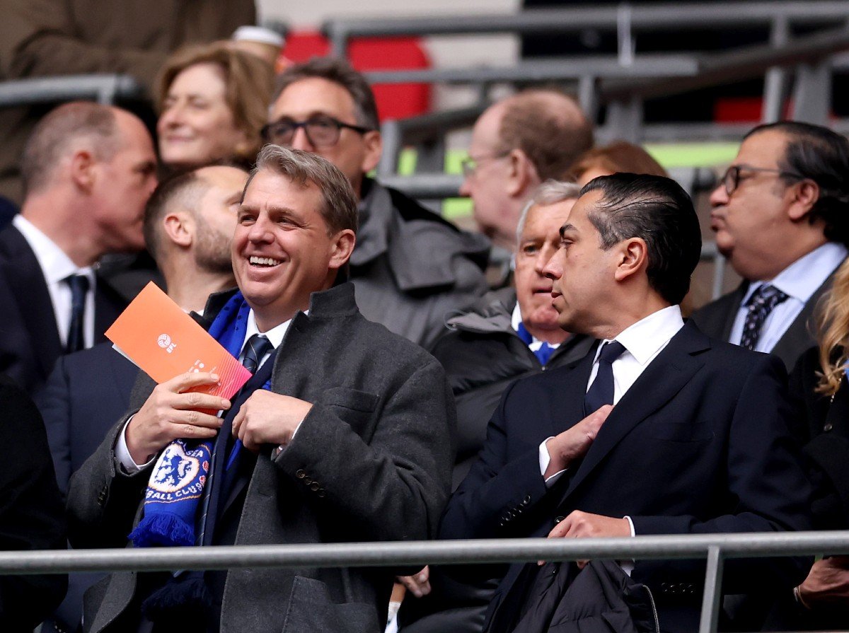 Todd Boehly et Behdad Eghbali lors de la finale de la Carabao Cup la saison passée