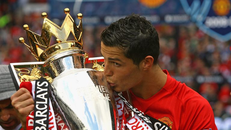 Cristiano Ronaldo avec le trophée de la Premier League