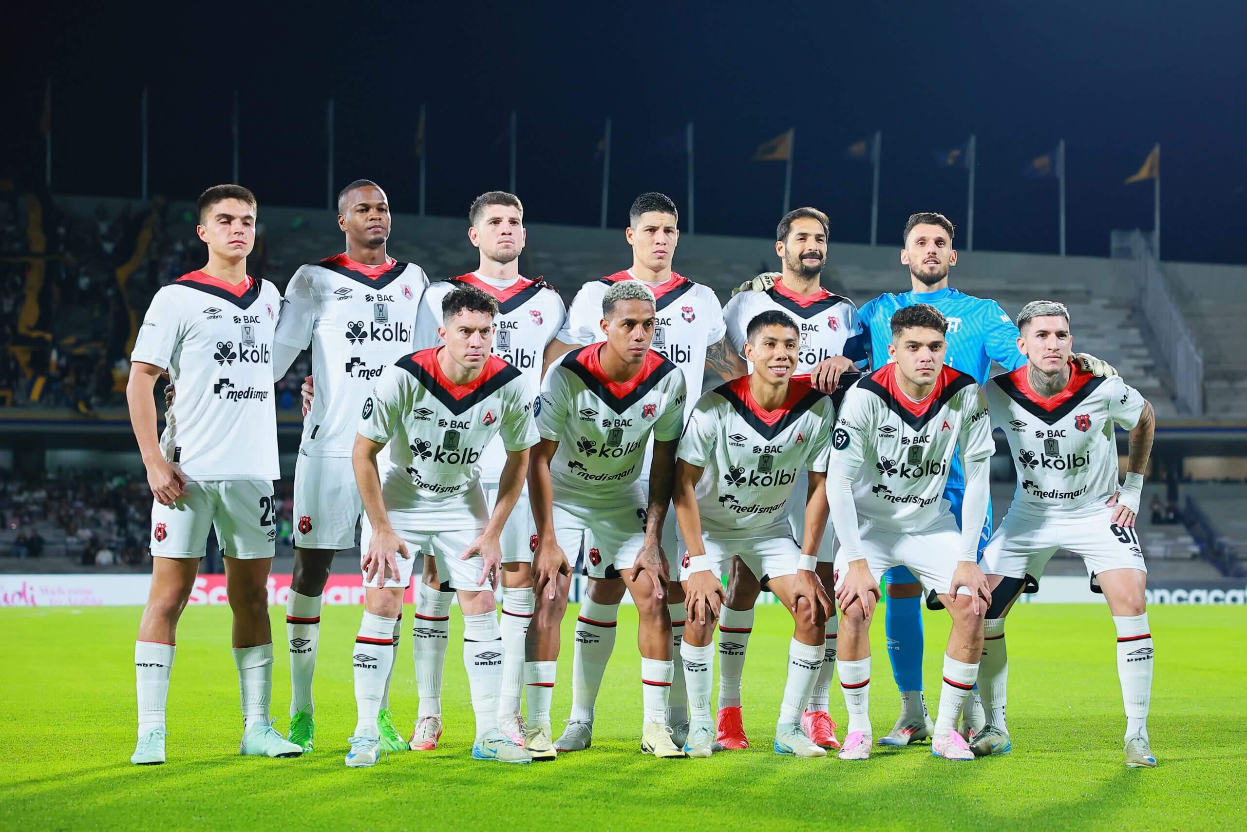 Joueur d'Alajuelense en action