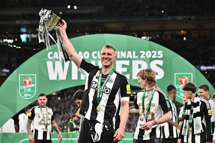 Dan Burn célèbre la victoire de Newcastle en Carabao Cup