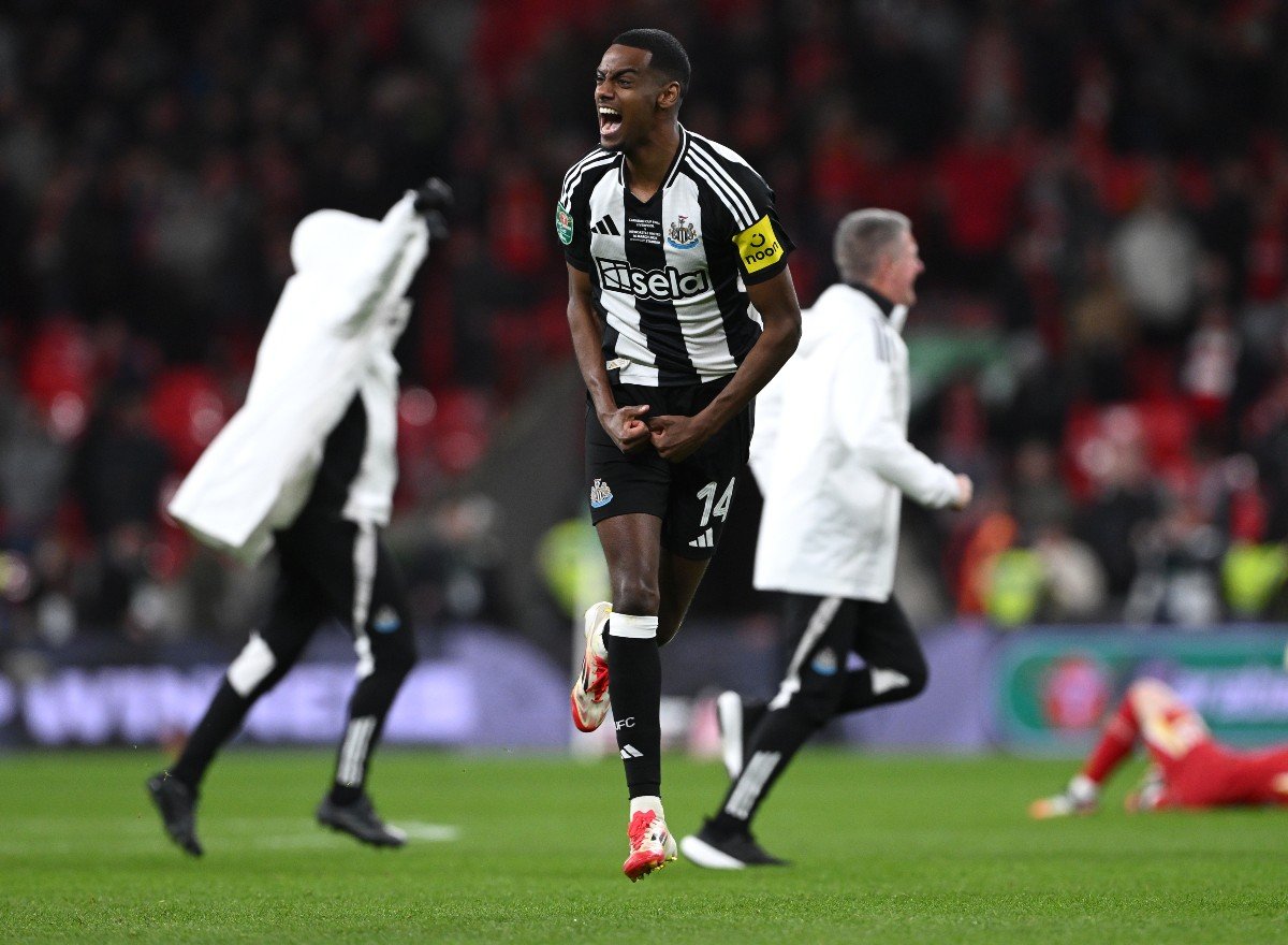 Alexander Isak célèbre la victoire de Newcastle en finale de la Carabao Cup contre Liverpool