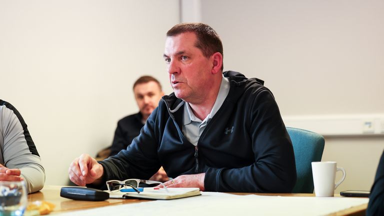 Ancien arbitre de Premier League Phil Dowd dirige la séance de retour après-match