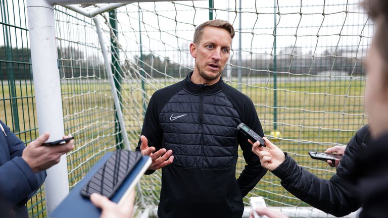 Carl Baker renouant avec le football grâce à l'arbitrage