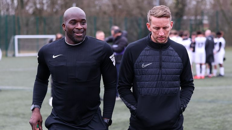 Baker et Anthony Griffith quittent le terrain après le match