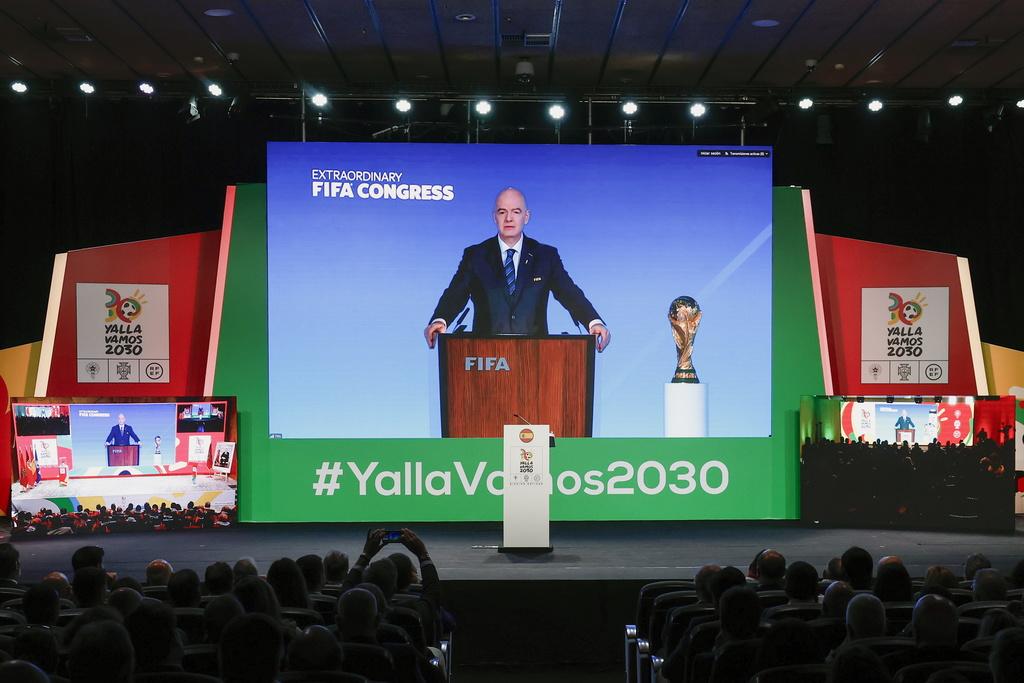 Gianni Infantino lors du Congrès extraordinaire de la FIFA 2024 à Madrid avec le trophée de la Coupe du Monde