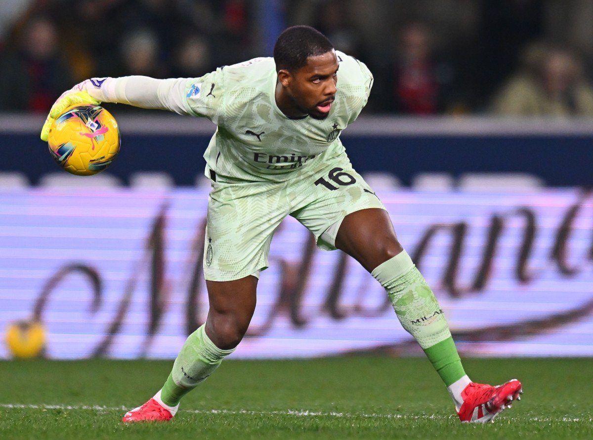 Mike Maignan en action avec l'AC Milan