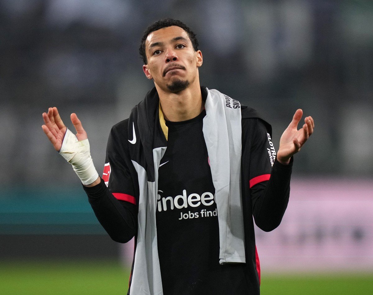 Hugo Ekitike applaudit les supporters d’Eintracht Francfort