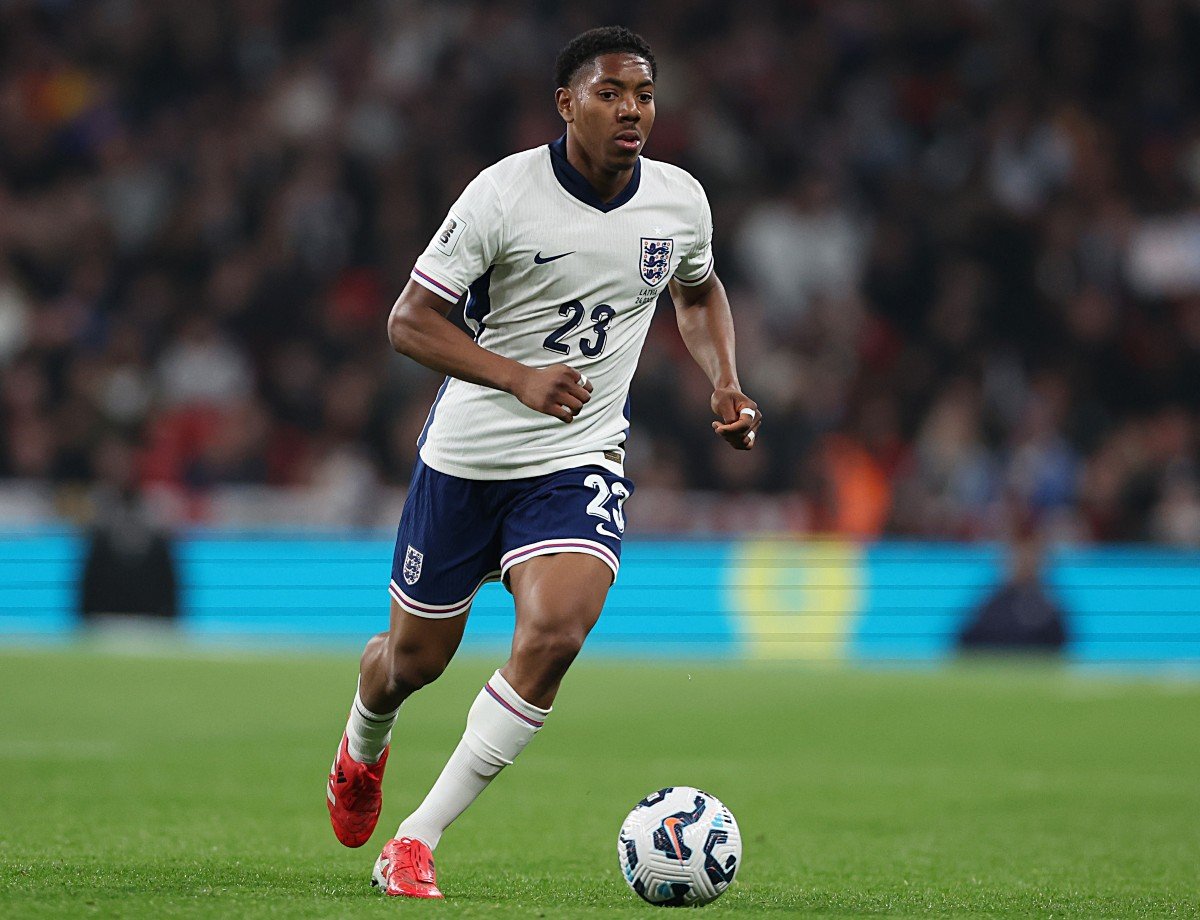 Myles Lewis-Skelly en action avec l'Angleterre