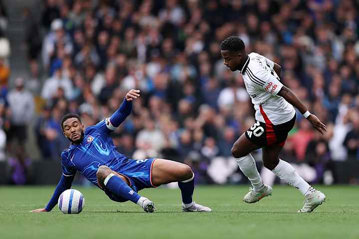 Reece James sous pression pendant le match