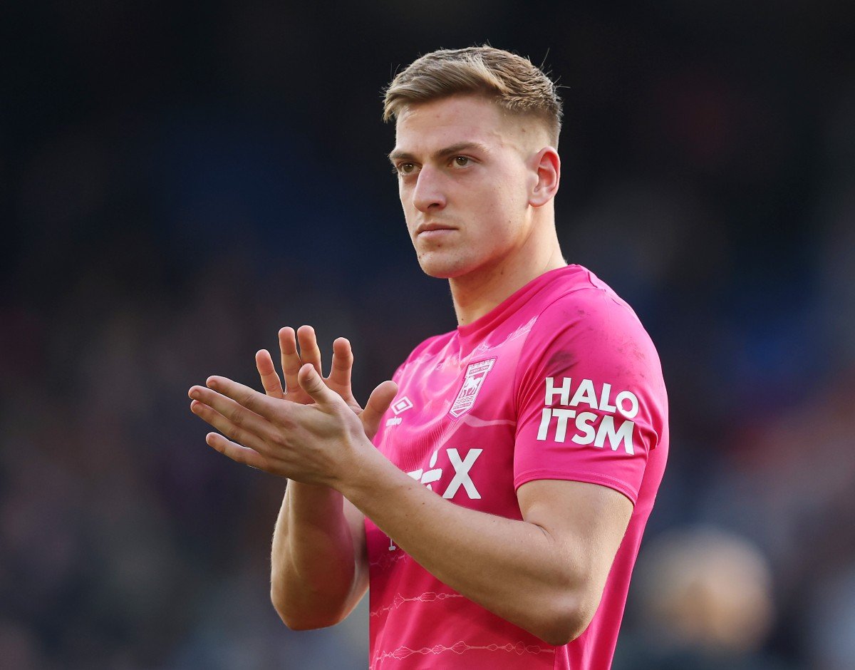 Liam Delap applaudit les fans d'Ipswich