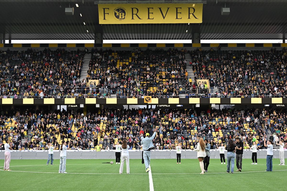 Spectacle de mi-temps lors du match de la Women’s Super League entre BSC YB Frauen et Grasshopper Club Zürich à Berne, avec une foule nombreuse dans le stade.