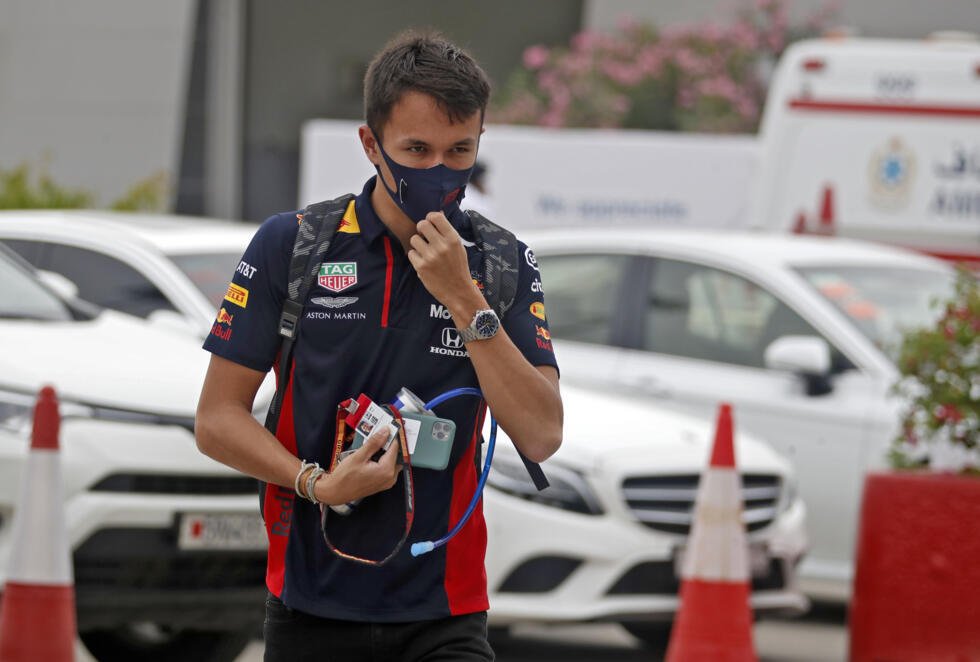 Le pilote thaïlandais de Red Bull Alexander Albon arrive sur le circuit de Sakhir, avant les premiers essais du GP de Bahreïn, le 27 novembre 2020