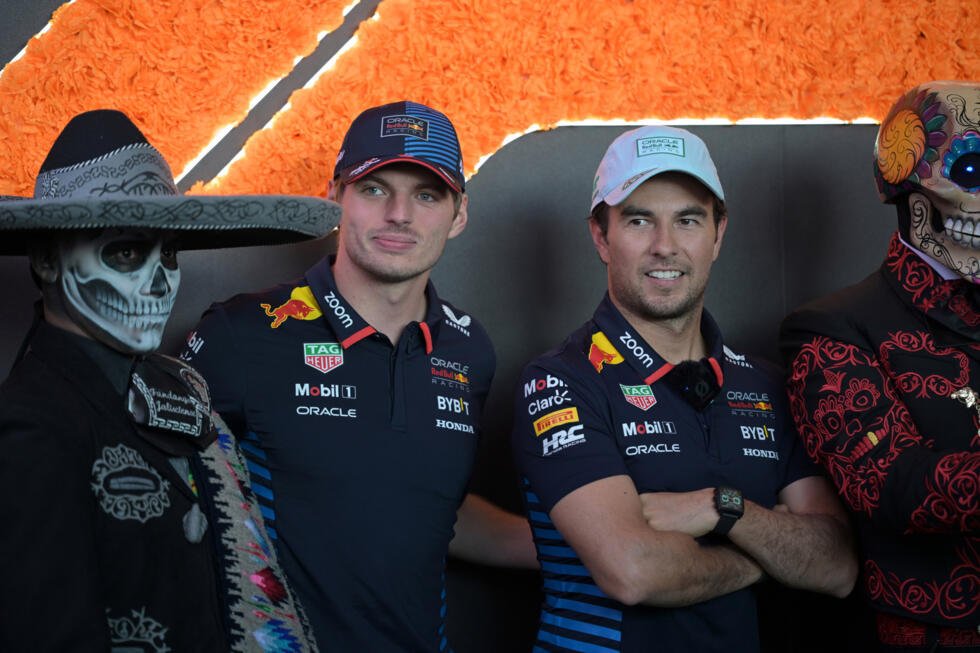 Les pilotes Red Bull Max Verstappen (G) et Sergio Pérez (D) pose en marge du GP du Mexique, le 24 octobre 2024 à Mexico