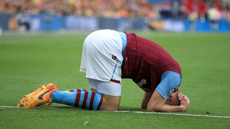 Ron Vlaar ase de Aston Villa déçu lors de la finale de la FA Cup 2014-15