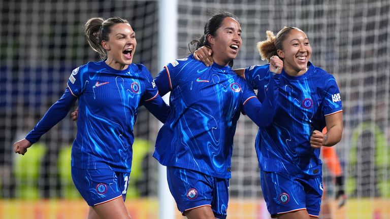 Mayra Ramirez célèbre son but qui donne l'avantage à Chelsea au score cumulé