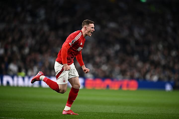 Elliot Anderson marque sur coup franc Elliot Anderson marque sur coup franc