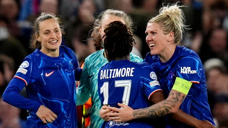 La capitaine de Chelsea Millie Bright célèbre la victoire en Ligue des Champions contre Manchester City