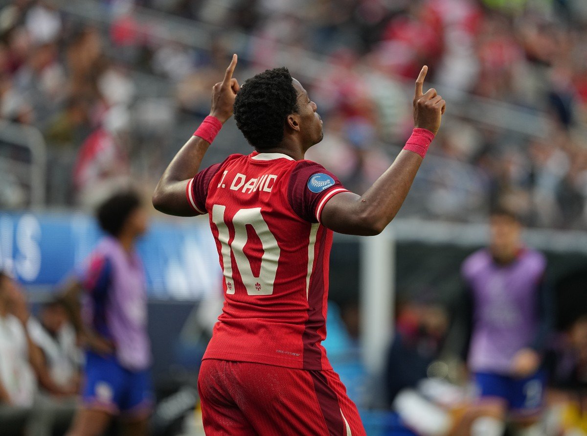 Jonathan David célèbre un but pour le Canada