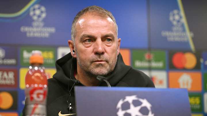 Hansi Flick lors d'une conférence de presse avec le FC Barcelone