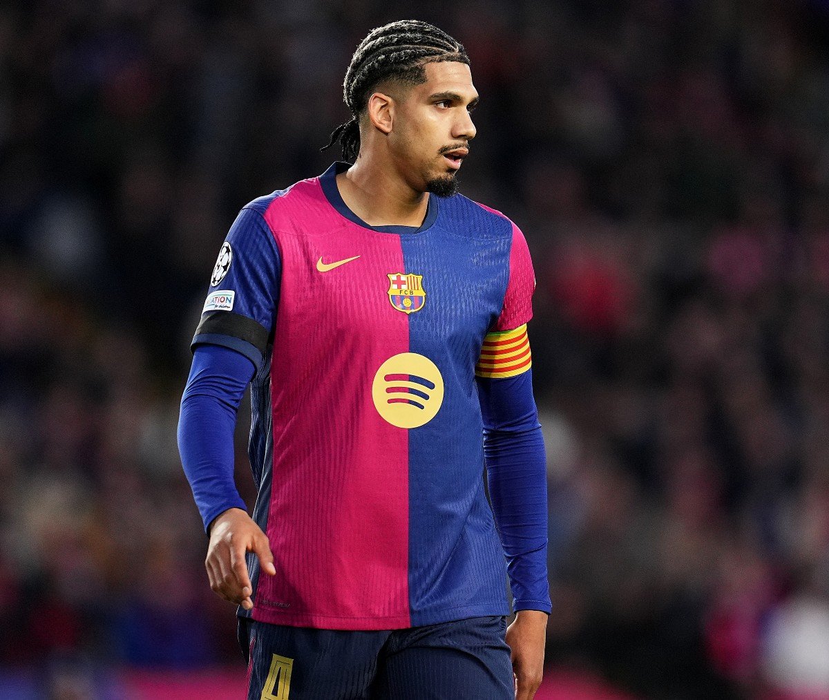 Ronald Araujo en action pour Barcelone