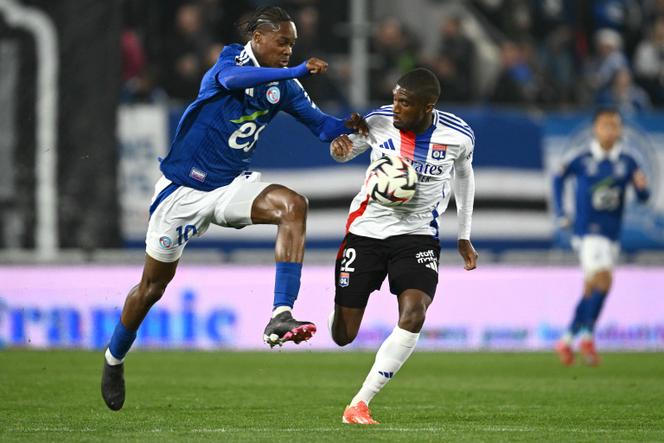 L’attaquant de Strasbourg Emanuel Emegha (maillot bleu) et le défenseur de Lyon Clinton Mata, au Stade de la Meinau à Strasbourg, vendredi 28 mars 2025.