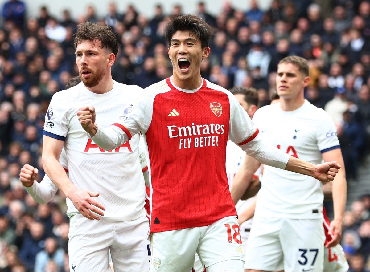 Takehiro Tomiyasu célèbre un but d'Arsenal après un but contre son camp de Tottenham la saison dernière