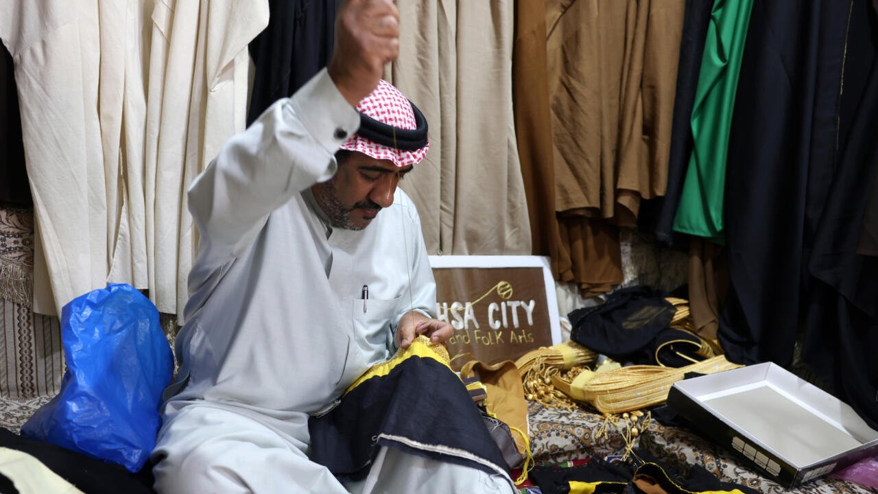 Le tailleur Habib Mohammed travaille sur la broderie d'un bisht, un long manteau orné et tissé à la main, dans son atelier de l'oasis de Hofuf, en Arabie saoudite, le 16 février 2025