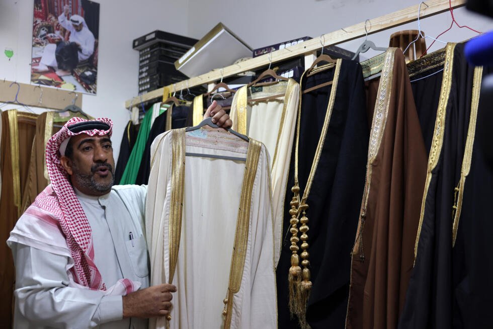 Le tailleur Habib Mohammed montre sa production de bishts, dans son atelier de l'oasis de Hofuf, en Arabie saoudite, le 16 février 2025