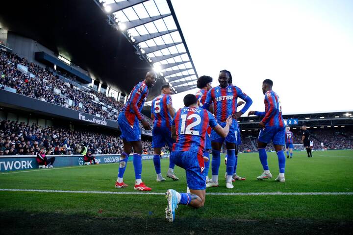 Daniel Munoz célèbre son but avec Eberechi Eze