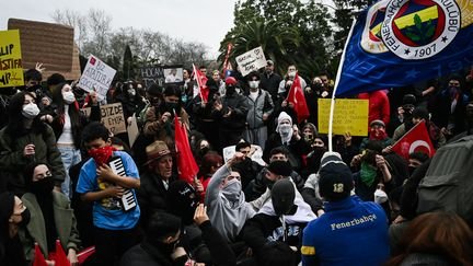 Manifestations à Istanbul avec le drapeau de Fenerbahçe