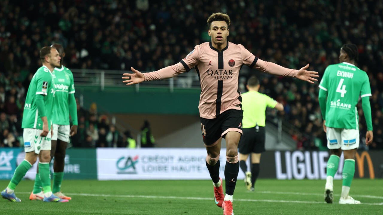 Le joueur du PSG Désiré Doué célèbre son but inscrit sur le terrain de Saint-Etienne, en Ligue 1, le 29 mars 2025