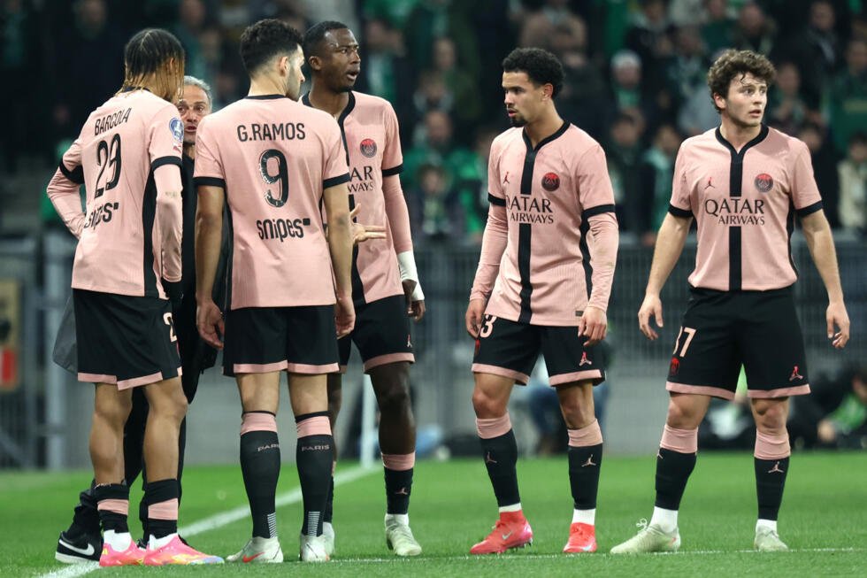 L'entraîneur du PSG Luis Enrique s'adresse à ses joueurs durant le match de Ligue 1 à Saint-Etienne, le 29 mars 2025