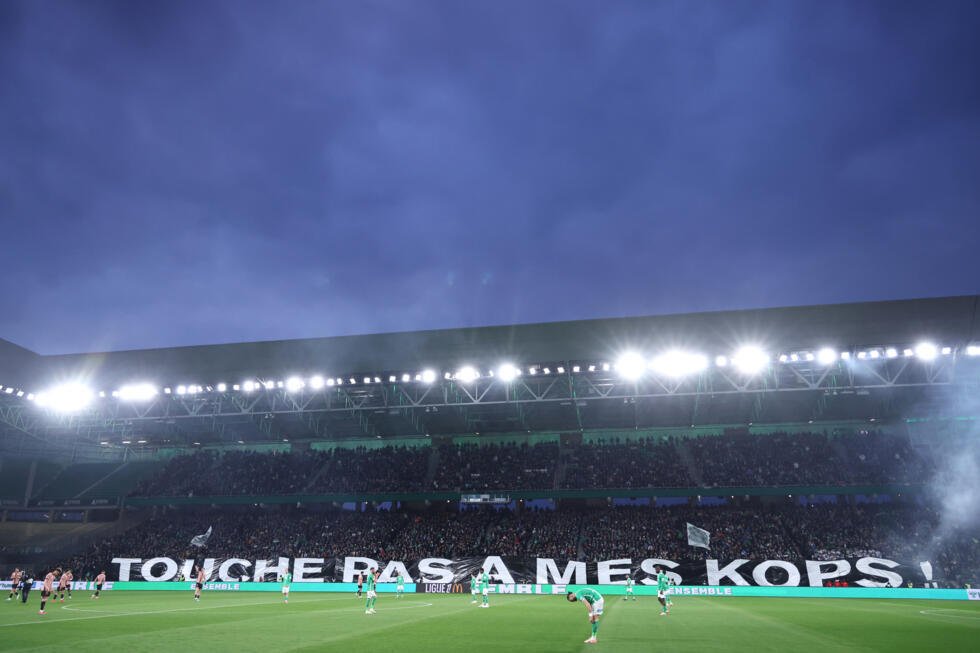 Une banderole en soutien aux groupes ultras de l'AS Saint-Etienne menacés de dissolution, avant le coup d'envoi du match contre le Paris SG, le 29 mars 2005 au stade Geoffroy-Guichard